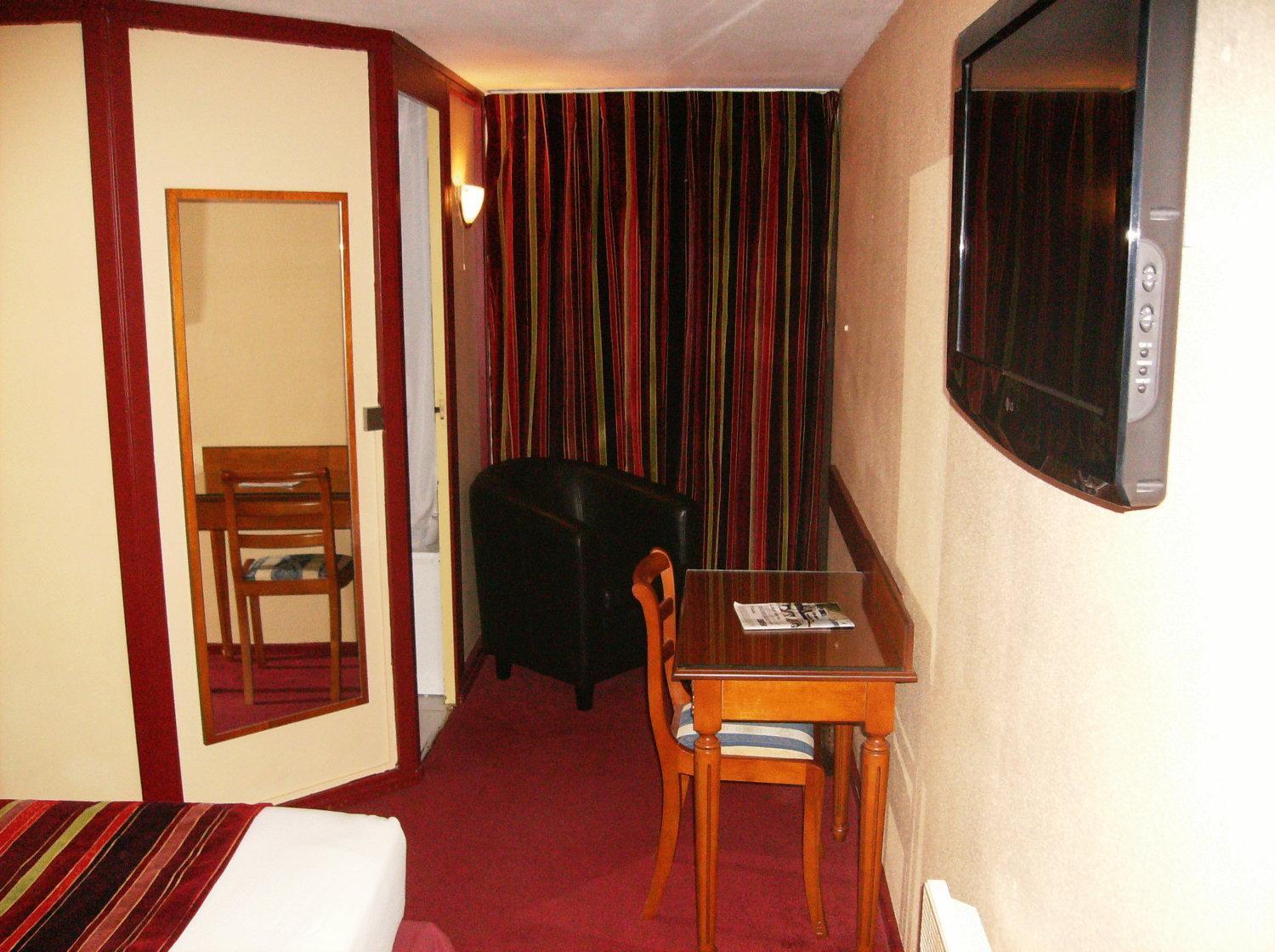 Hotel Du Val De Seine Mantes-la-Jolie Exteriör bild